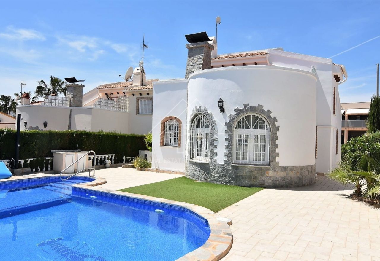 DETACHED VILLA IN LOS DOLCES, ORIHUELA COSTA WITH PRIVATE SWIMMING POOL