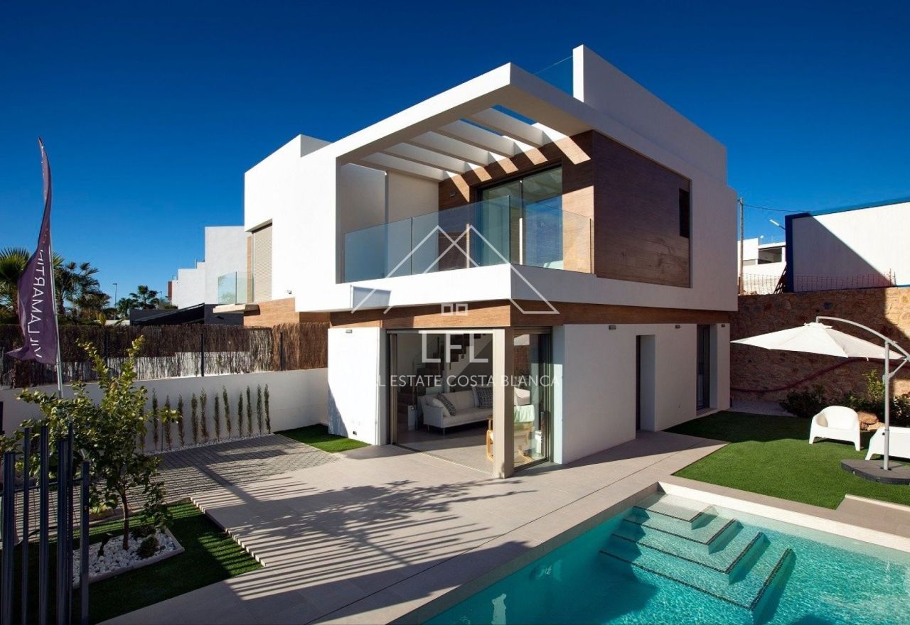 VILLA NUR 3 KM VOM STRAND ENTFERNT MIT SCHWIMMBAD UND PANORAMABLICK IN VILLAMARTIN, ORIHUELA COSTA