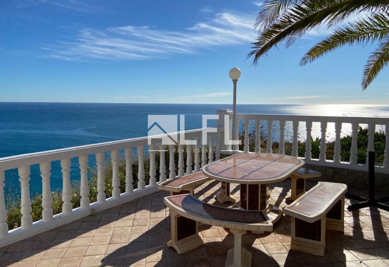 WUNDERSCHÖNE VILLA MIT SPEKTAKULÄREM MEERBLICK IN EL CAMPELLO ZU VERKAUFEN
