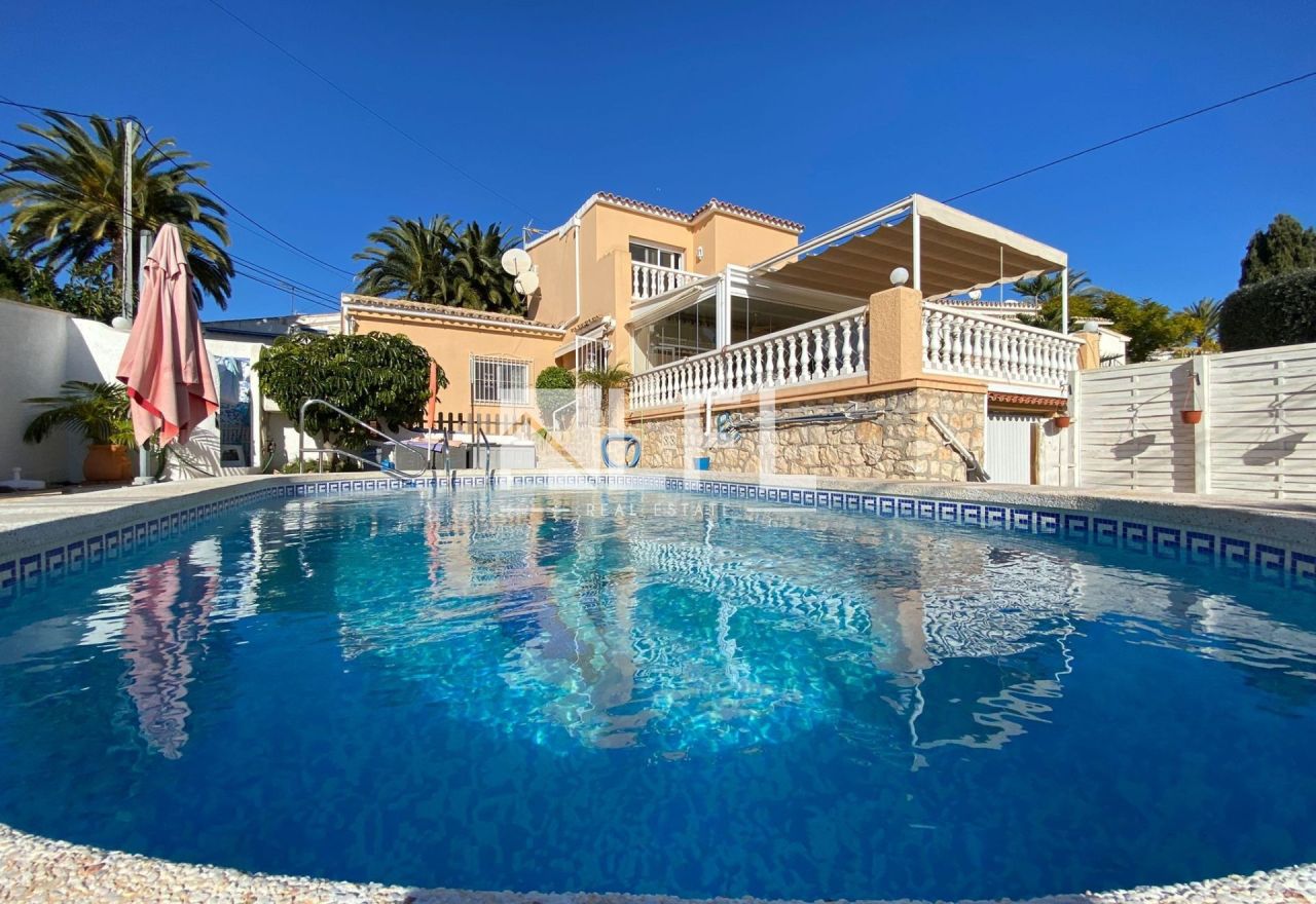 BEAUTIFUL DETACHED VILLA WITH SWIMMING POOL IN QUIET URBANISATION IN CALPE