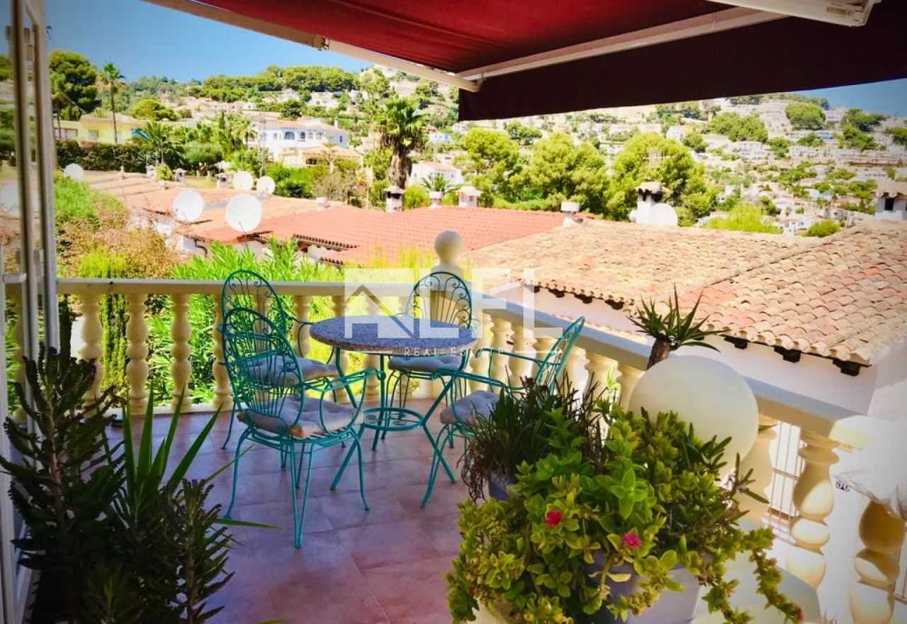 SCHÖNER BUNGALOW MIT 4 SCHLAFZIMMERN IN HERRLICHER URBANISATION VON MORAIRA
