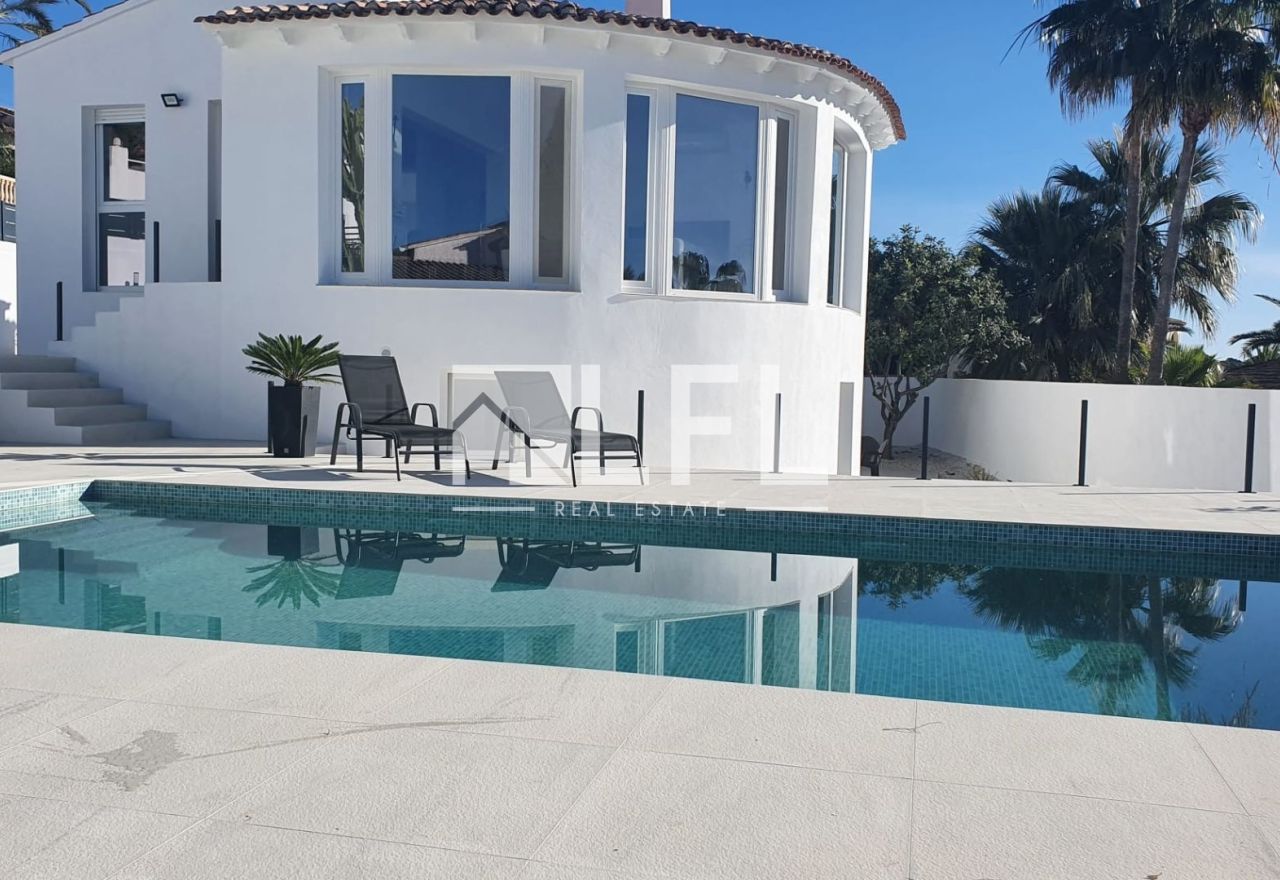 MAGNIFIQUE VILLA AVEC PISCINE PRIVÉE À CALPE, ENTIÈREMENT RÉNOVÉE 