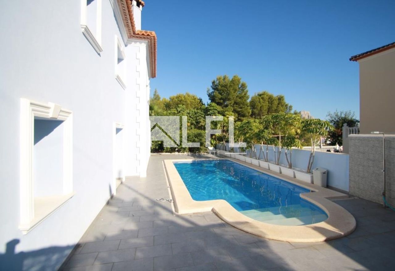 CHALET WITH PRIVATE POOL AND TERRACE IN A LOVELY URBANISATION IN CALPE 