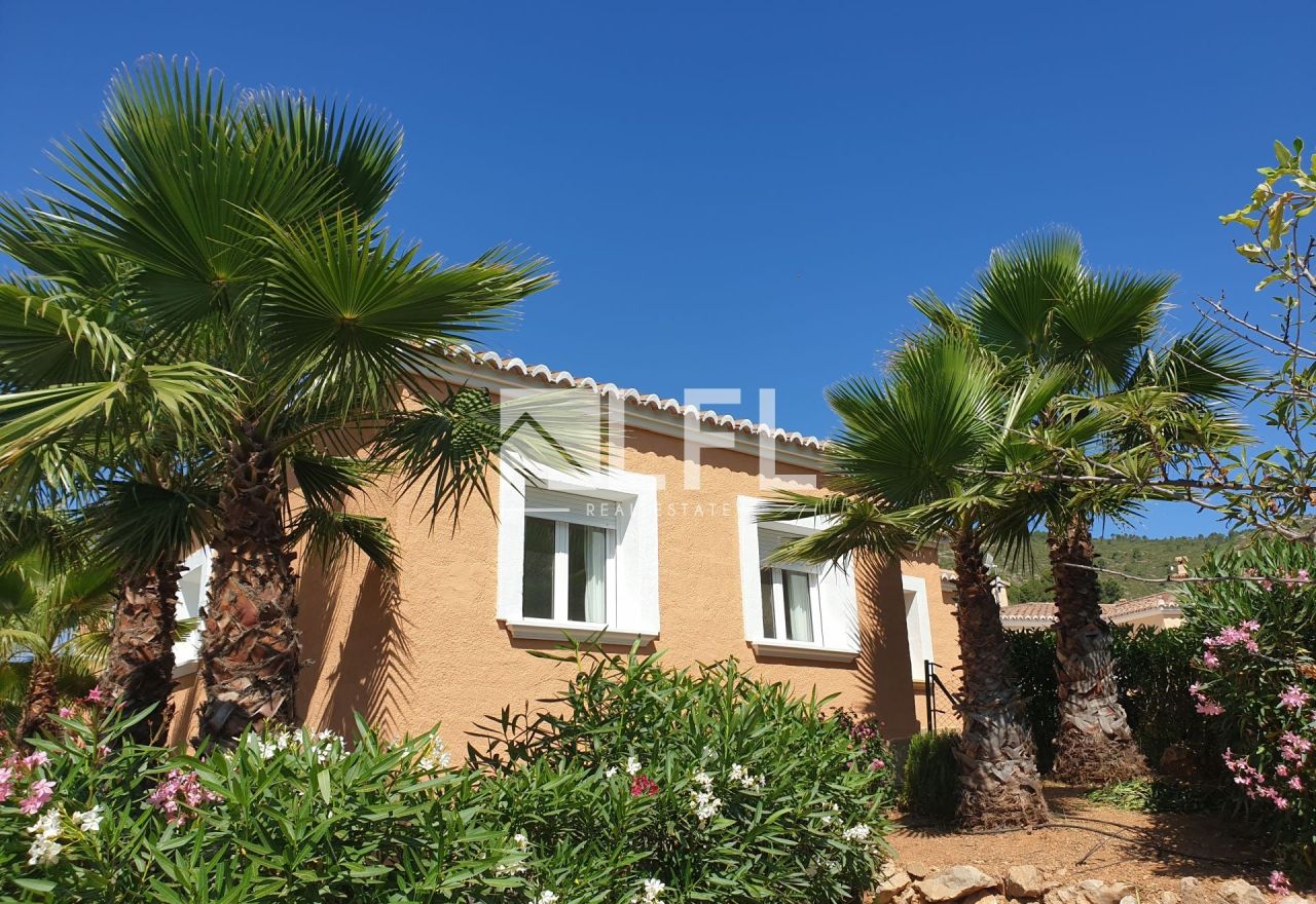 BUNGALOW IN SCHÖNER WOHNANLAGE MIT PRIVATEM GARTEN UND GEMEINSCHAFTSPOOL IN ALCALALI