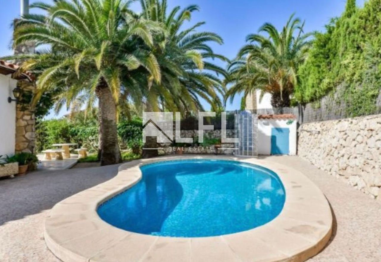 BEAUTIFUL CHALET IN MEDITERRANEAN DESIGN WITH PRIVATE POOL IN CALPE 