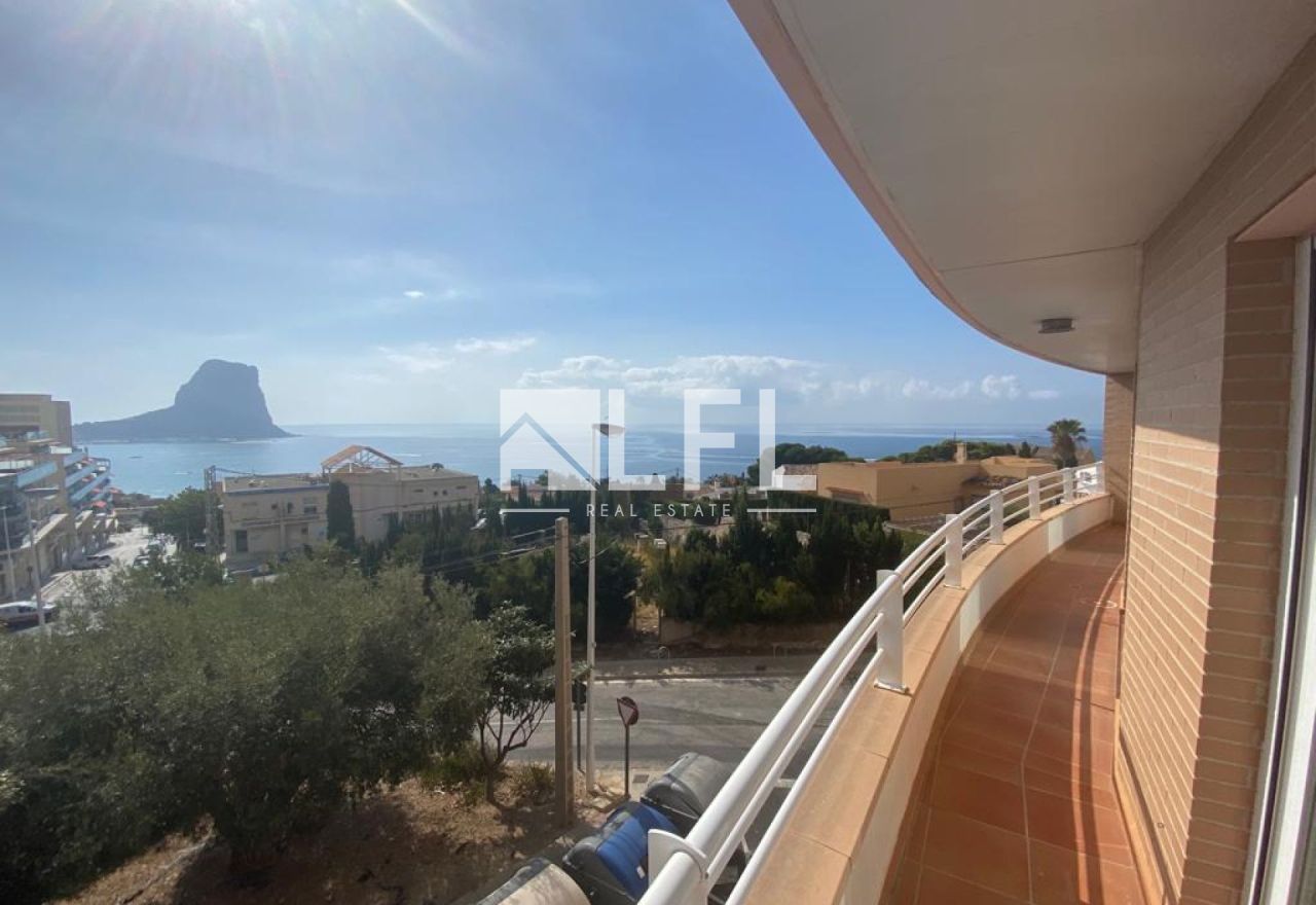 SPACIOUS APARTMENT WITH SEA VIEWS IN THE CENTER OF CALPE
