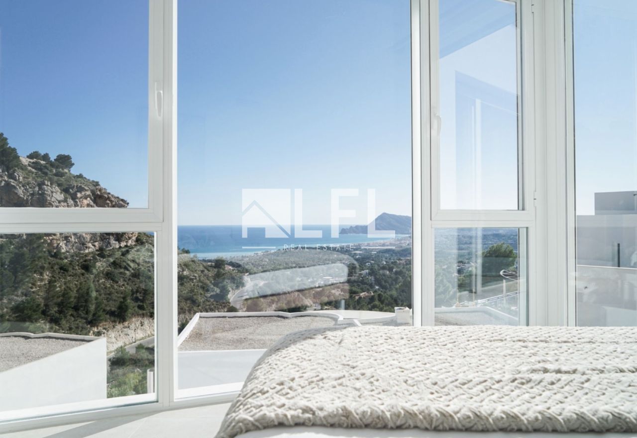 VILLA ESCLUSIVA CON SPETTACOLARE VISTA SUL MARE AD ALTEA