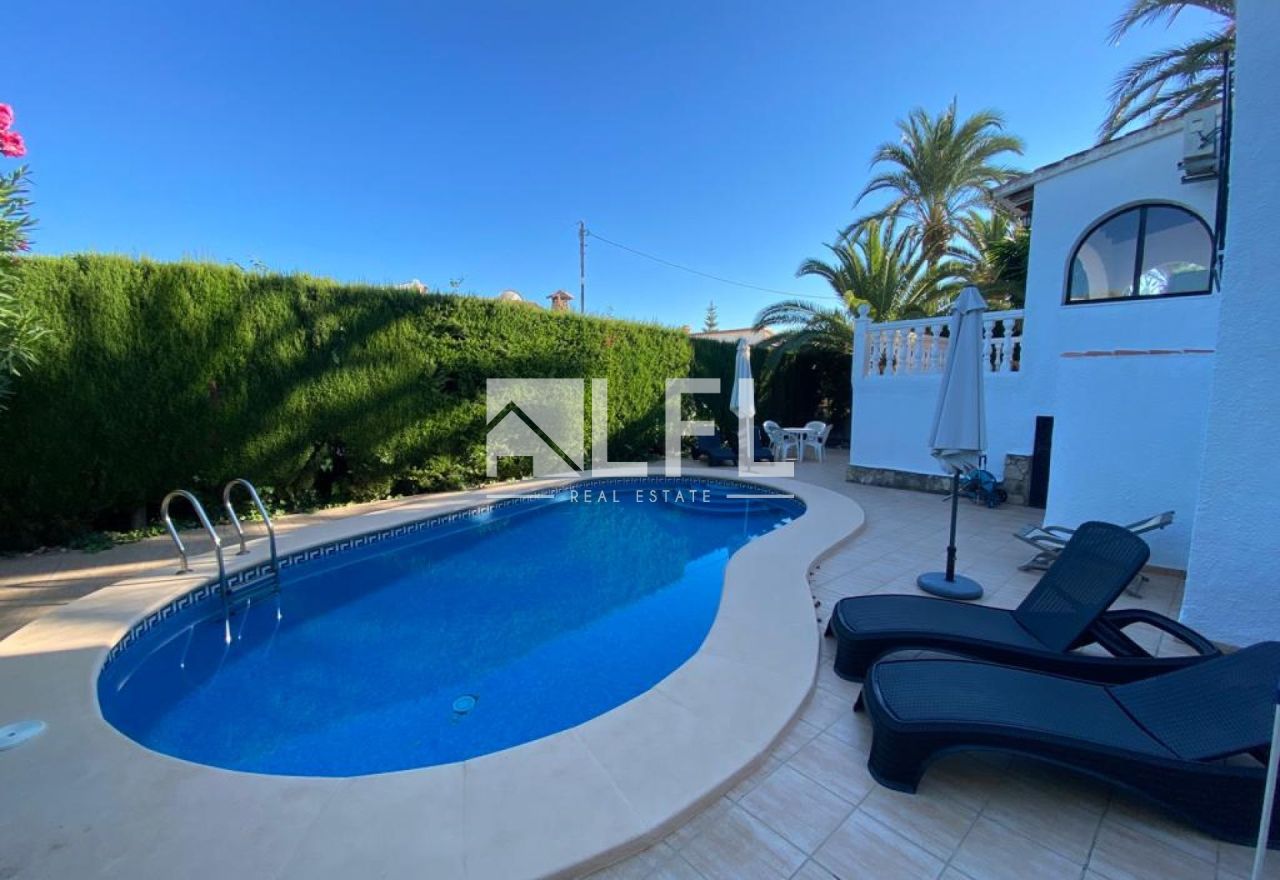  MEDITERRANEAN STYLE CHALET WITH PRIVATE SWIMMING POOL IN COMETA-CARRIO PARK