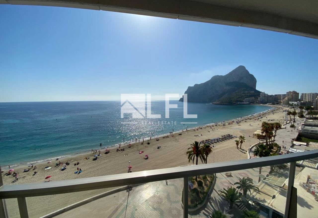 MIESZKANIE Z FANTASTYCZNYM WIDOKIEM NA MORZE PRZY PLAŻY LA FOSSA W CALPE