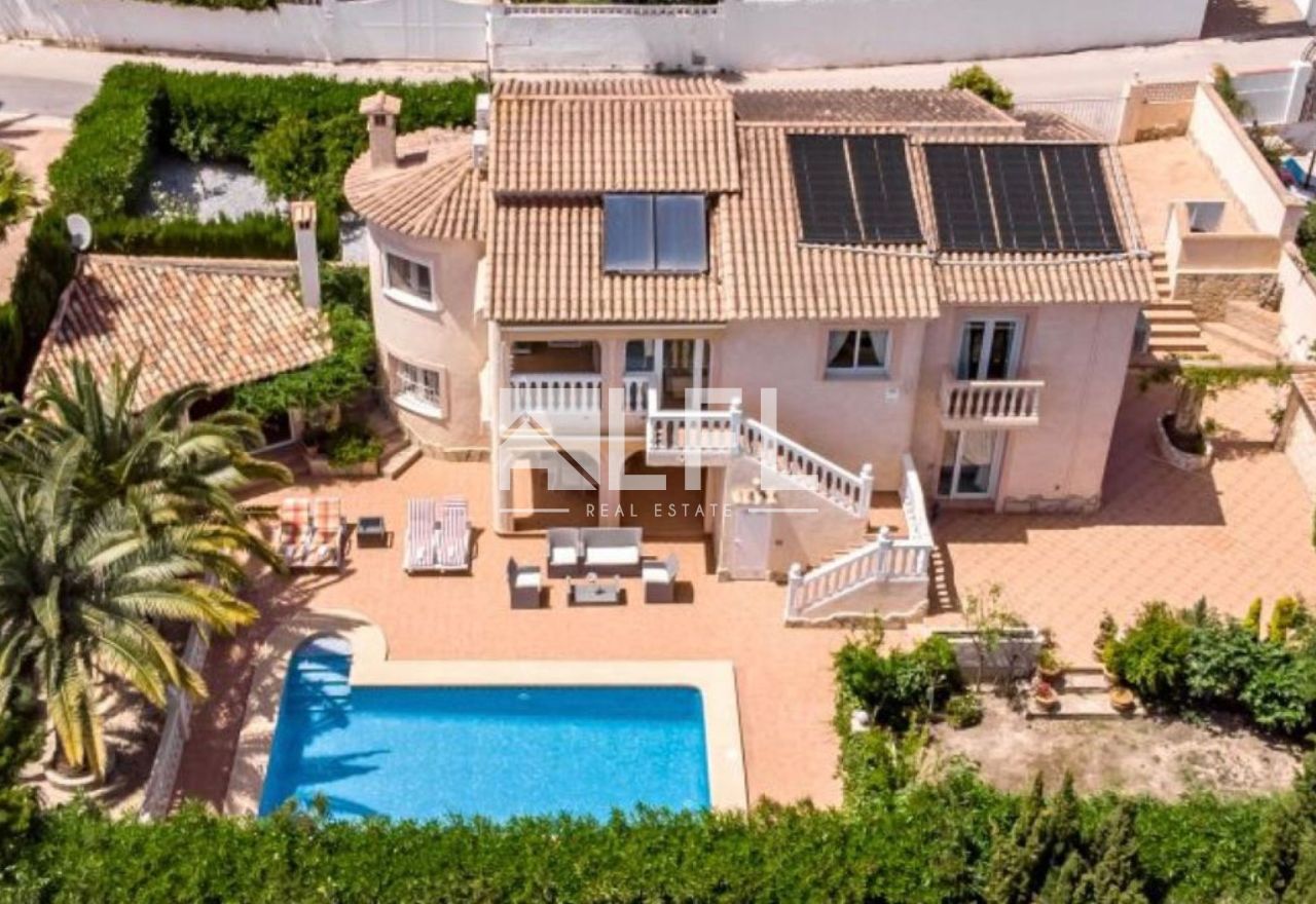SUPERBE VILLA DE 4 CHAMBRES AVEC PISCINE PRIVÉE À CALPE