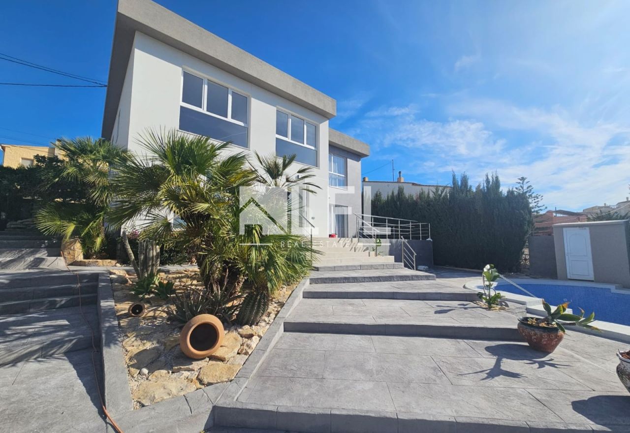 MODERNE EN GERENOVEERDE VILLA OP EEN BEVOORRECHTE LOCATIE IN CALPE