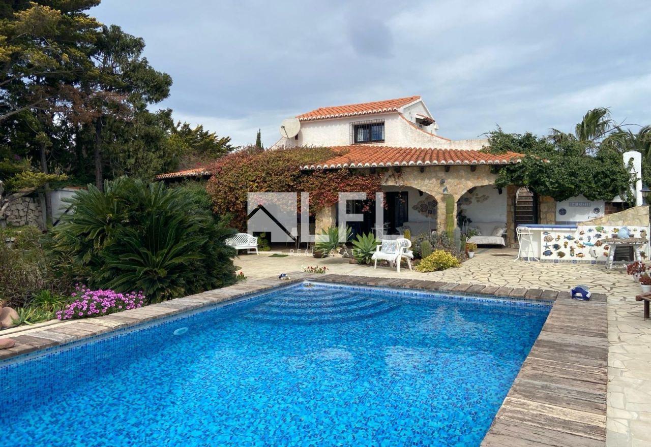 RUSTIKALE FINCA MIT HERRLICHEM PANORAMABLICK AUF DAS MEER IN BENISSA