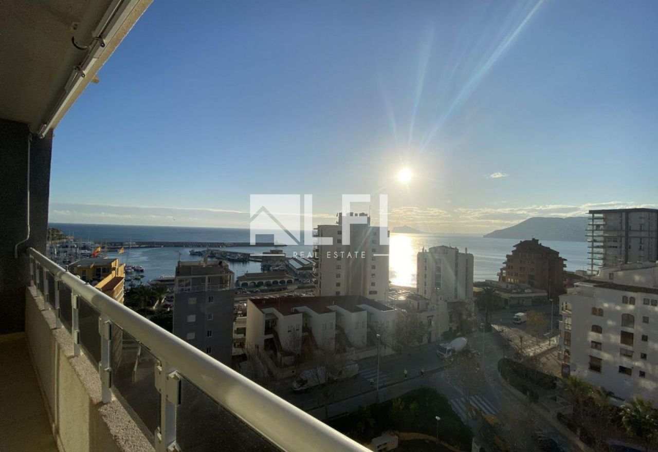 WOHNUNG MIT GROßER VERGLASTER TERRASSE AM HAFEN VON CALPE
