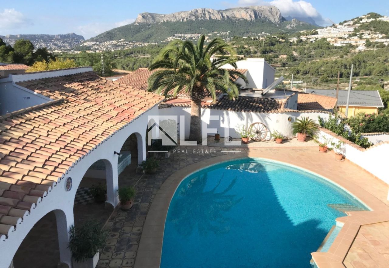 STUNNING VILLA IN ONE OF THE MOST EXCLUSIVE AREAS OF CALPE