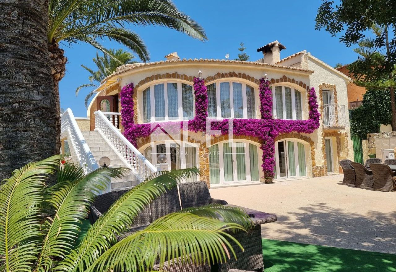 BEAUTIFUL CHALET IN THE URBANISATION COMETA III IN CALPE 