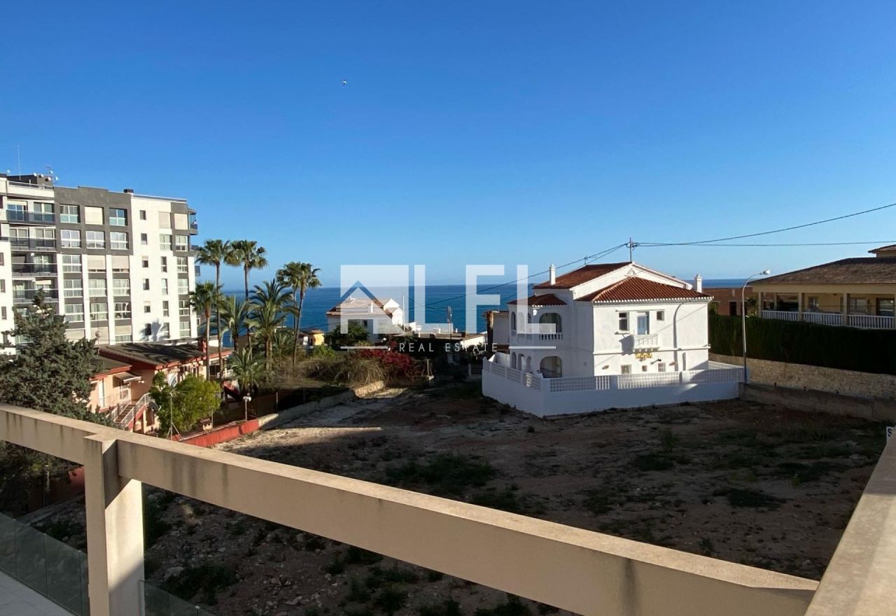 MODERN APARTMENT WITH LARGE SUN TERRACE IN THE CENTRE OF CALPE 