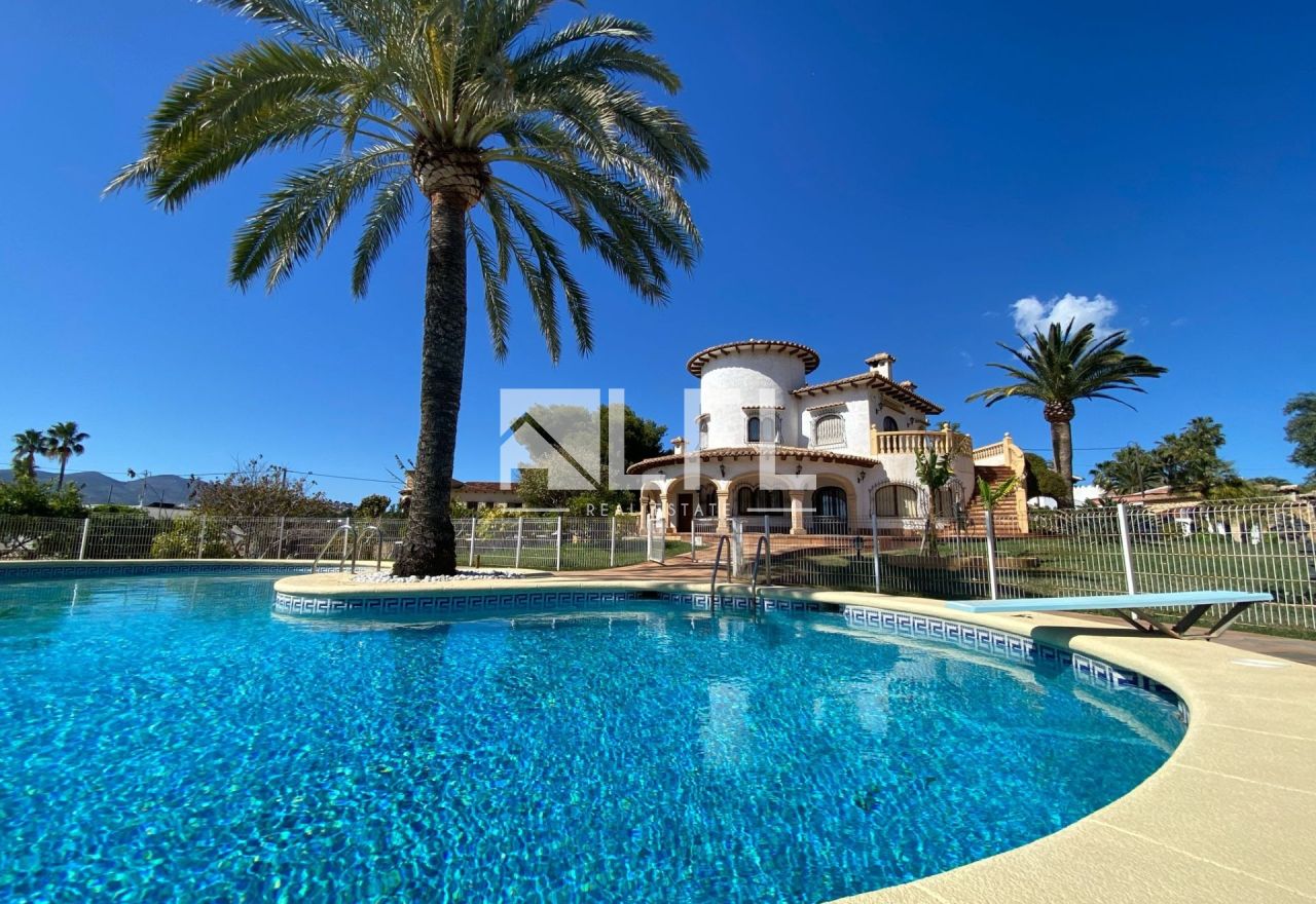 STUNNING LUXURY VILLA IN CALPE