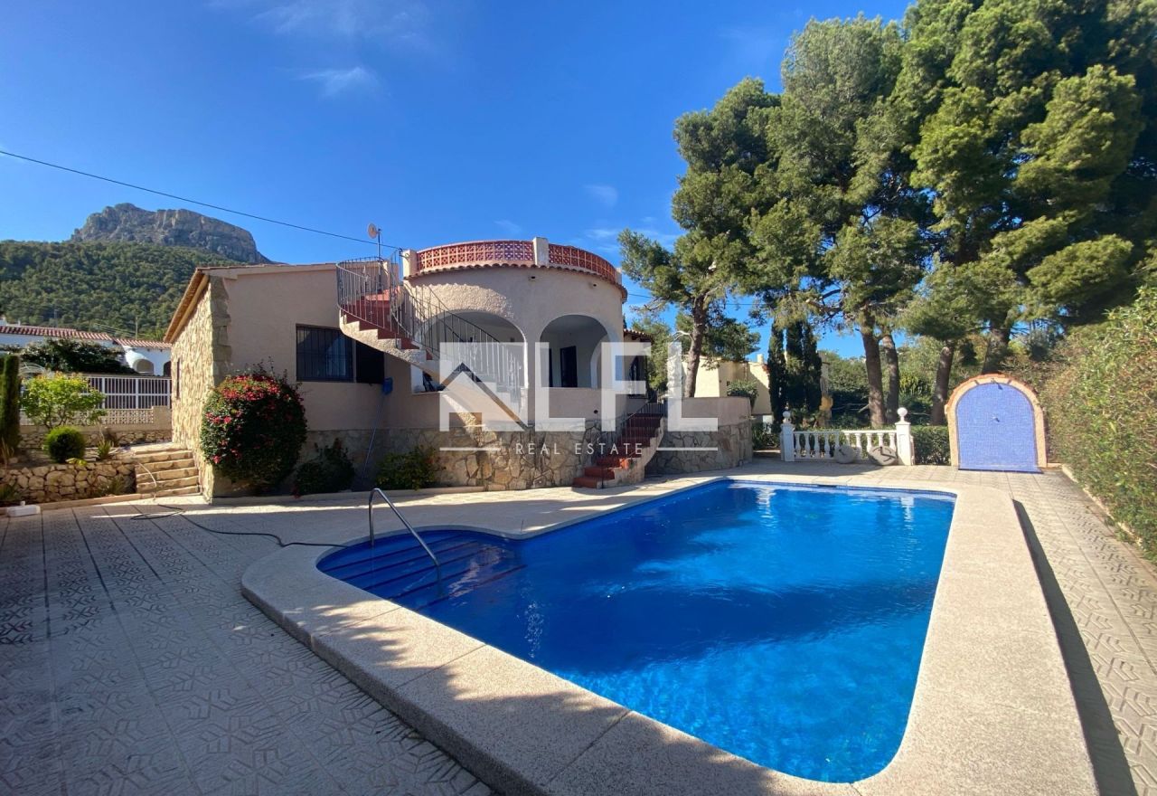 BEAUTIFUL VILLA WITH SEA VIEWS AND PRIVATE POOL IN CALPE