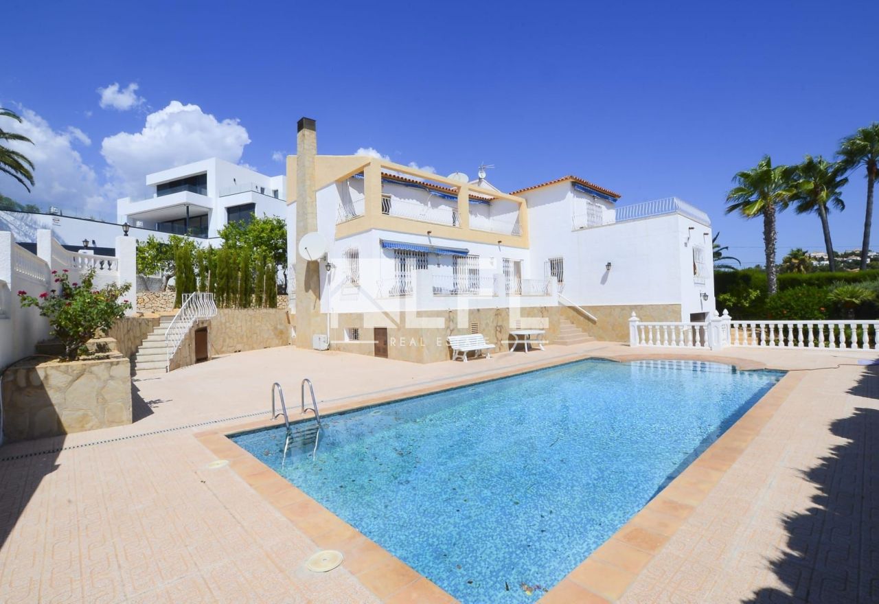 FANTASTIC VILLA WITH SEA VIEWS IN THE URBANISATION ORTENBACH IN CALPE 