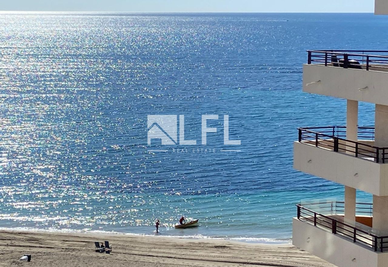 NICE APARTMENT IN FRONT LINE WITH SEA VIEWS AND PARKING