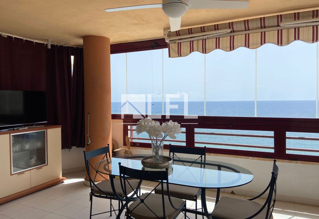 MERAVIGLIOSO APPARTAMENTO IN PRIMA LINEA A CALPE CON SPLENDIDA VISTA SUL MARE