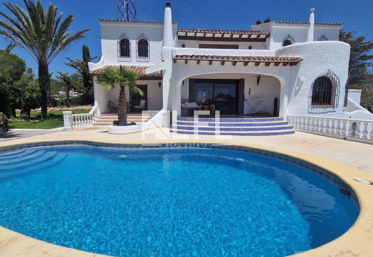 BEAUTIFUL VILLA WITH SEA VIEWS IN LA EMPEDROLA, CALPE