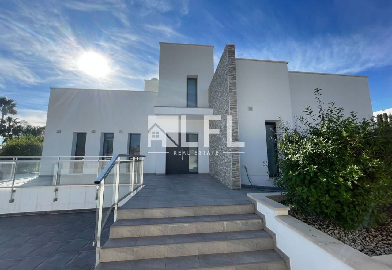 CHARMING MODERN VILLA IN CALPE