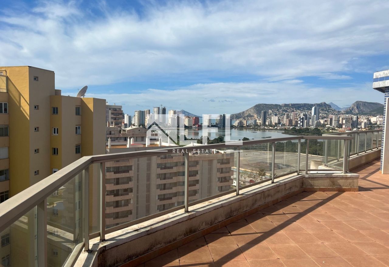 IMPONUJĄCY PENTHOUSE NA PIERWSZEJ LINII PLAŻY LA FOSSA