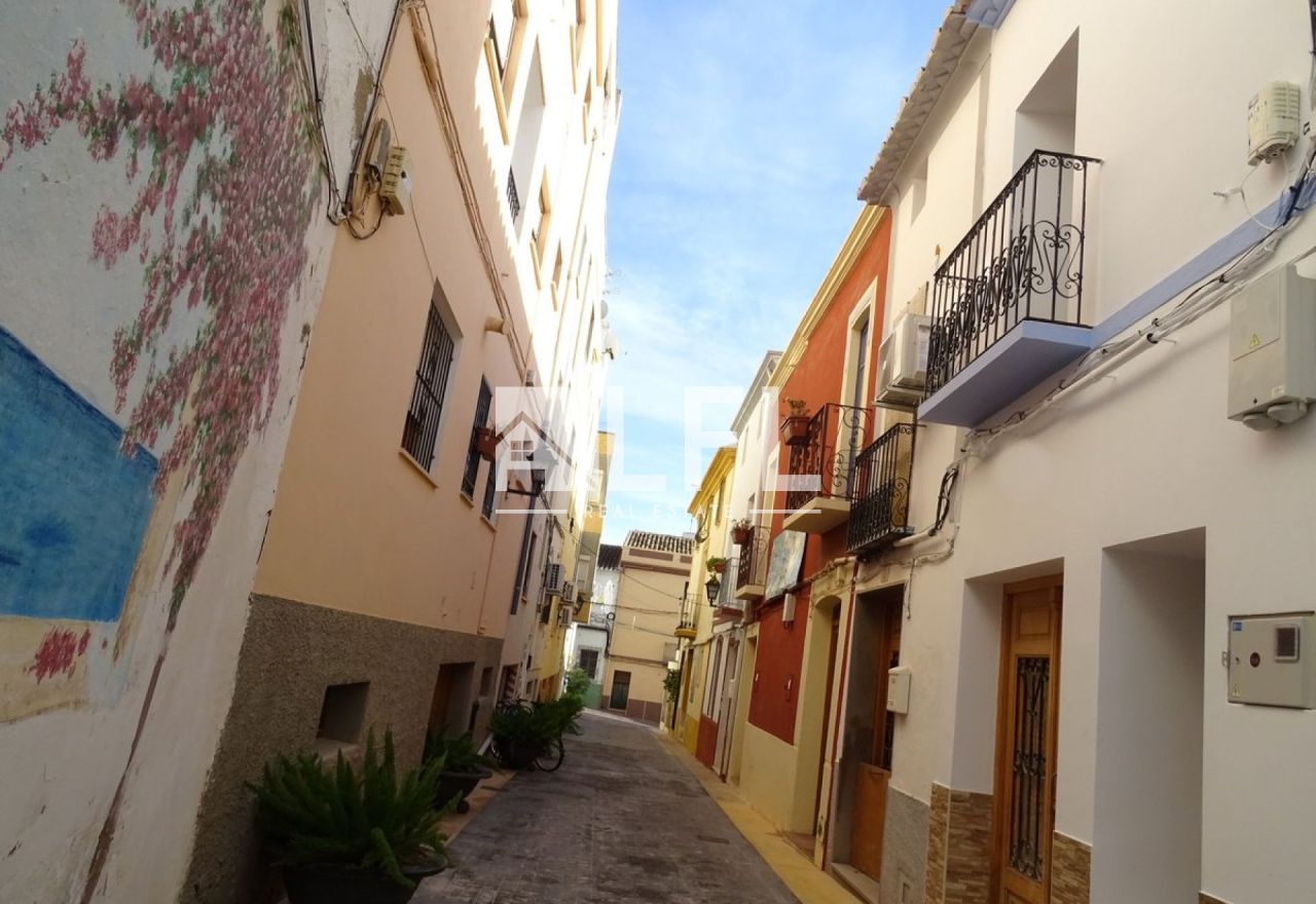 CASA A SCHIERA RISTRUTTURATA NEL CENTRO STORICO DI CALPE