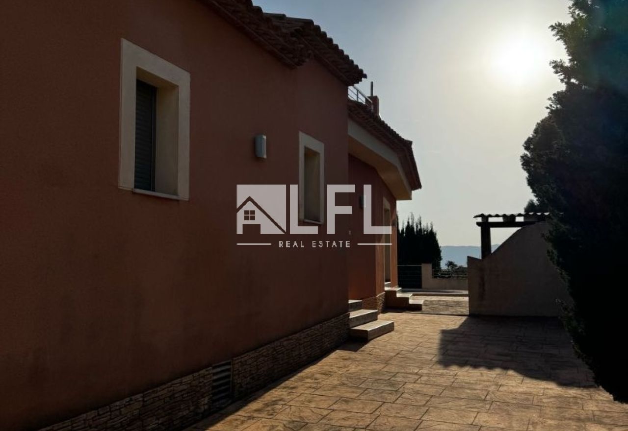 BEAUTIFUL VILLA IN CARRIO PARK WITH VIEWS OF THE SEA AND THE ROCK OF IFACH