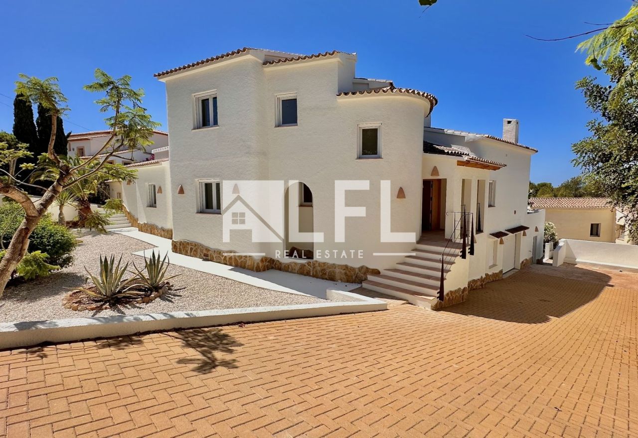 STUNNING REFURBISHED VILLA IN MORAIRA
