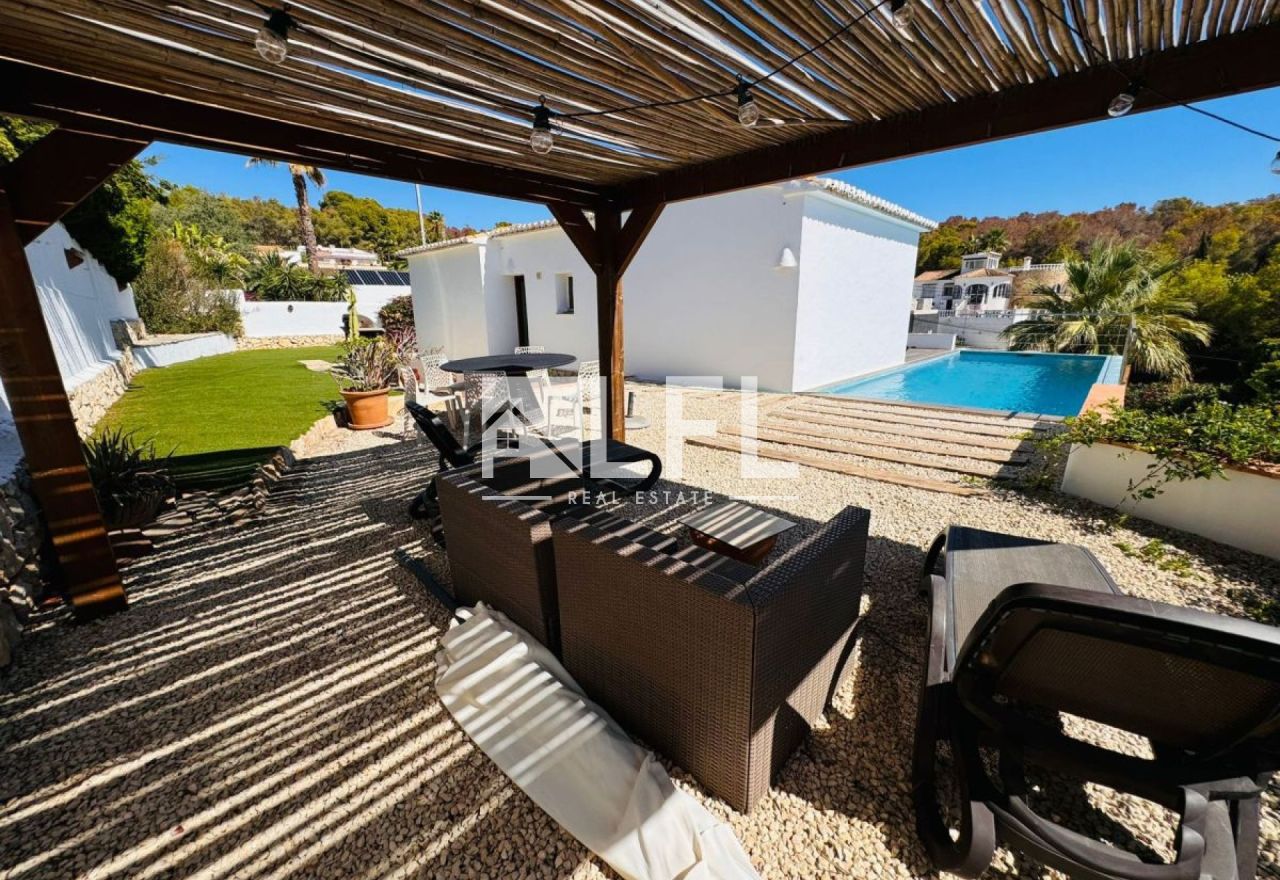 SPECTACULAR VILLA IN LA FUSTERA WITH SEA VIEWS