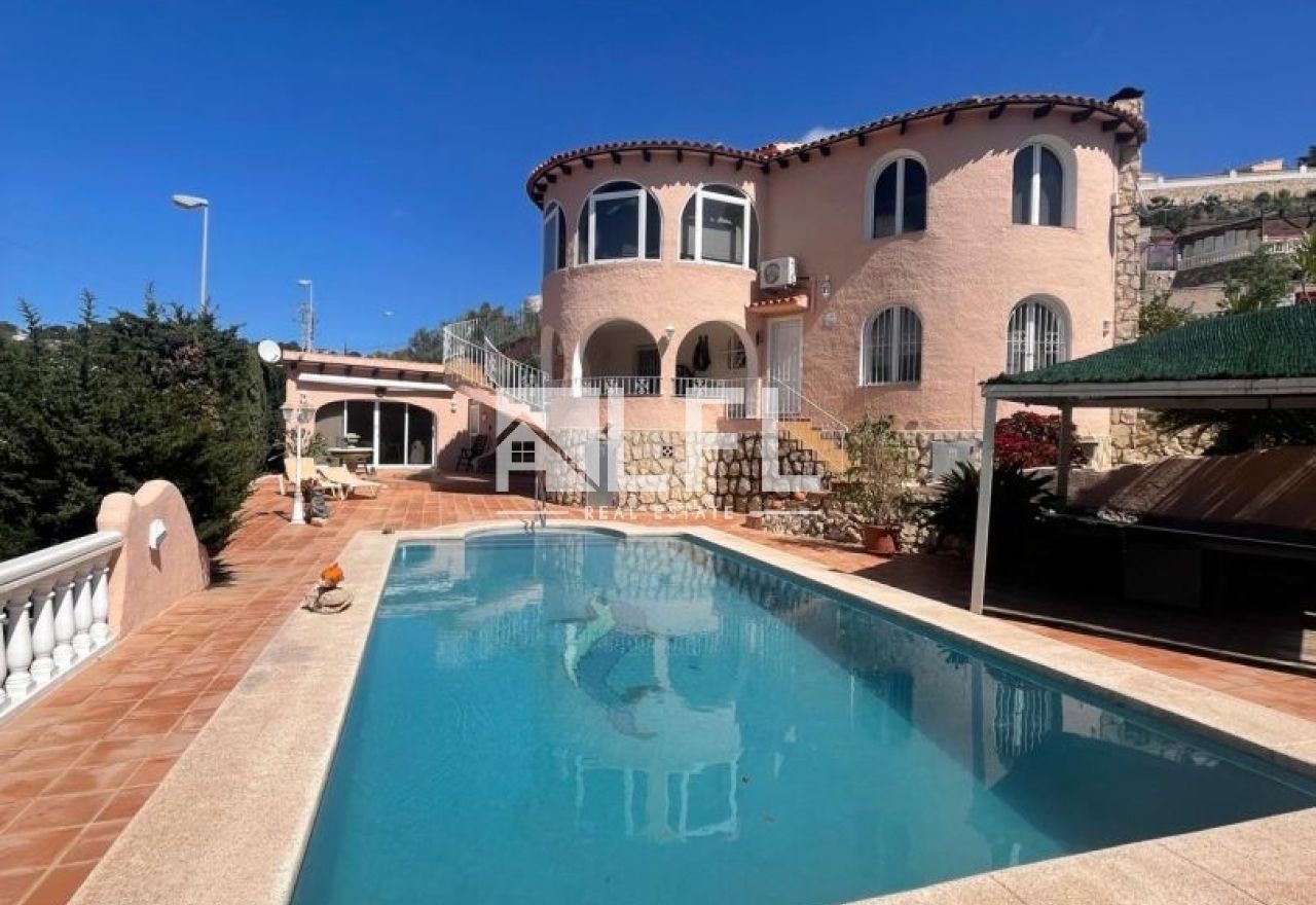SPACIOUS AND BRIGHT DETACHED VILLA WITH PRIVATE POOL AND LARGE 945 M² PLOT IN EL TOSAL URBANIZATION