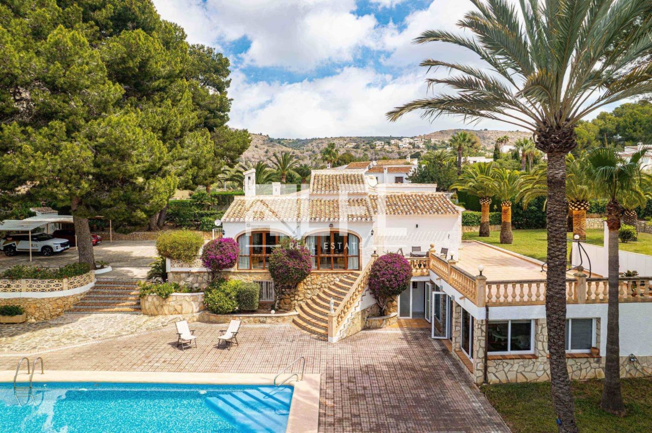 VILLA EXCLUSIVA DE ESTILO MEDITERRÁNEO CON IMPRESIONANTES VISTAS AL MONTGÓ – LA MEJOR ZONA DE JÁVEA
