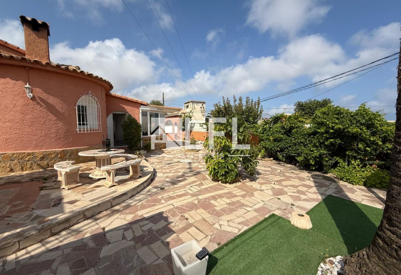 FANTASTIC VILLA WITH POOL AND INDEPENDENT ACCOMMODATION IN CALPE
