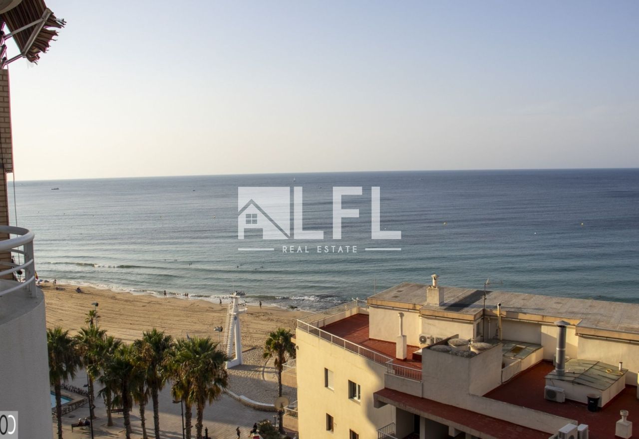APARTAMENTO CON VISTAS AL MAR Y GARAJE EN PRIMERA LINEA EN CALPE 