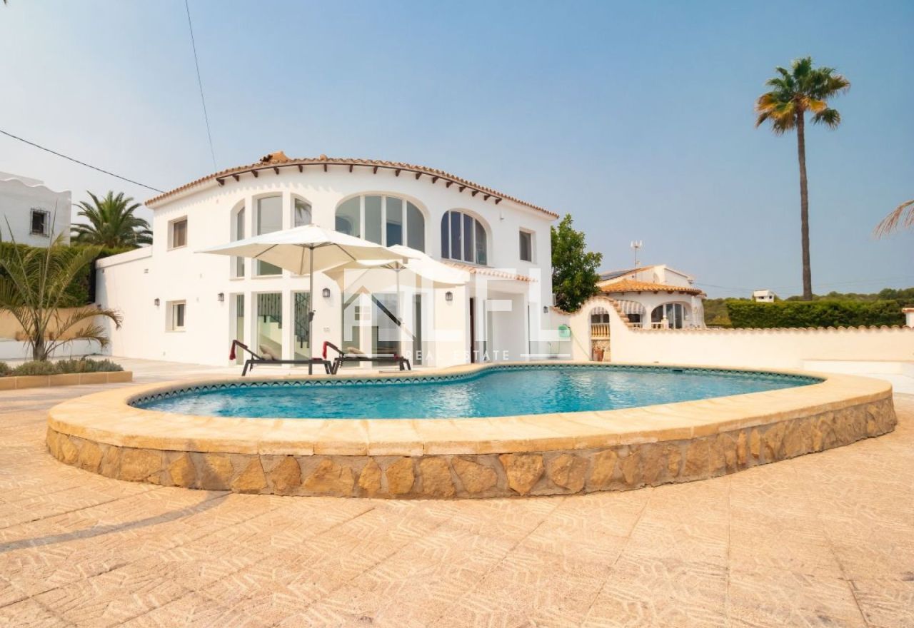 VILLA ESCLUSIVA A CALPE – IL FASCINO MEDITERRANEO INCONTRA L’ELEGANZA MODERNA
