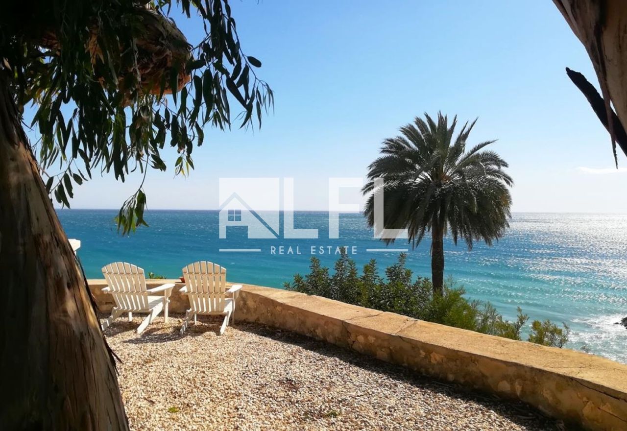 SUPERBE VILLA EN PREMIÈRE LIGNE AVEC VUES SPECTACULAIRES SUR MER
