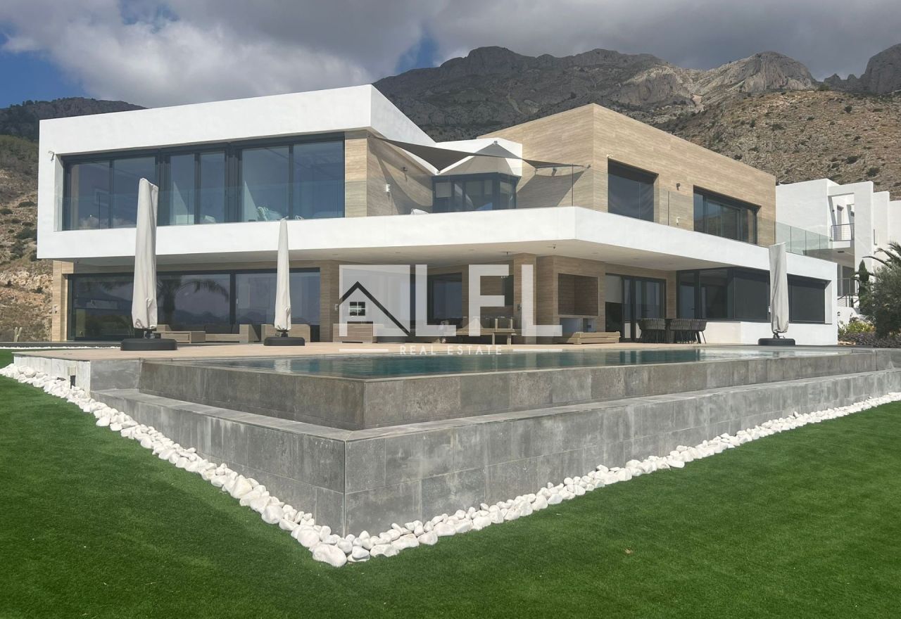 EXQUISITE LUXUSVILLA MIT PANORAMABLICK AUF DAS MEER IN ALTEA