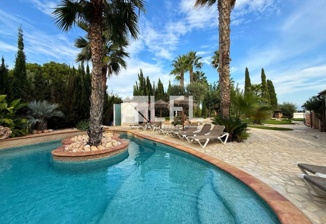 STUNNING VILLA IN DENIA WITH A 2,500 m² PLOT
