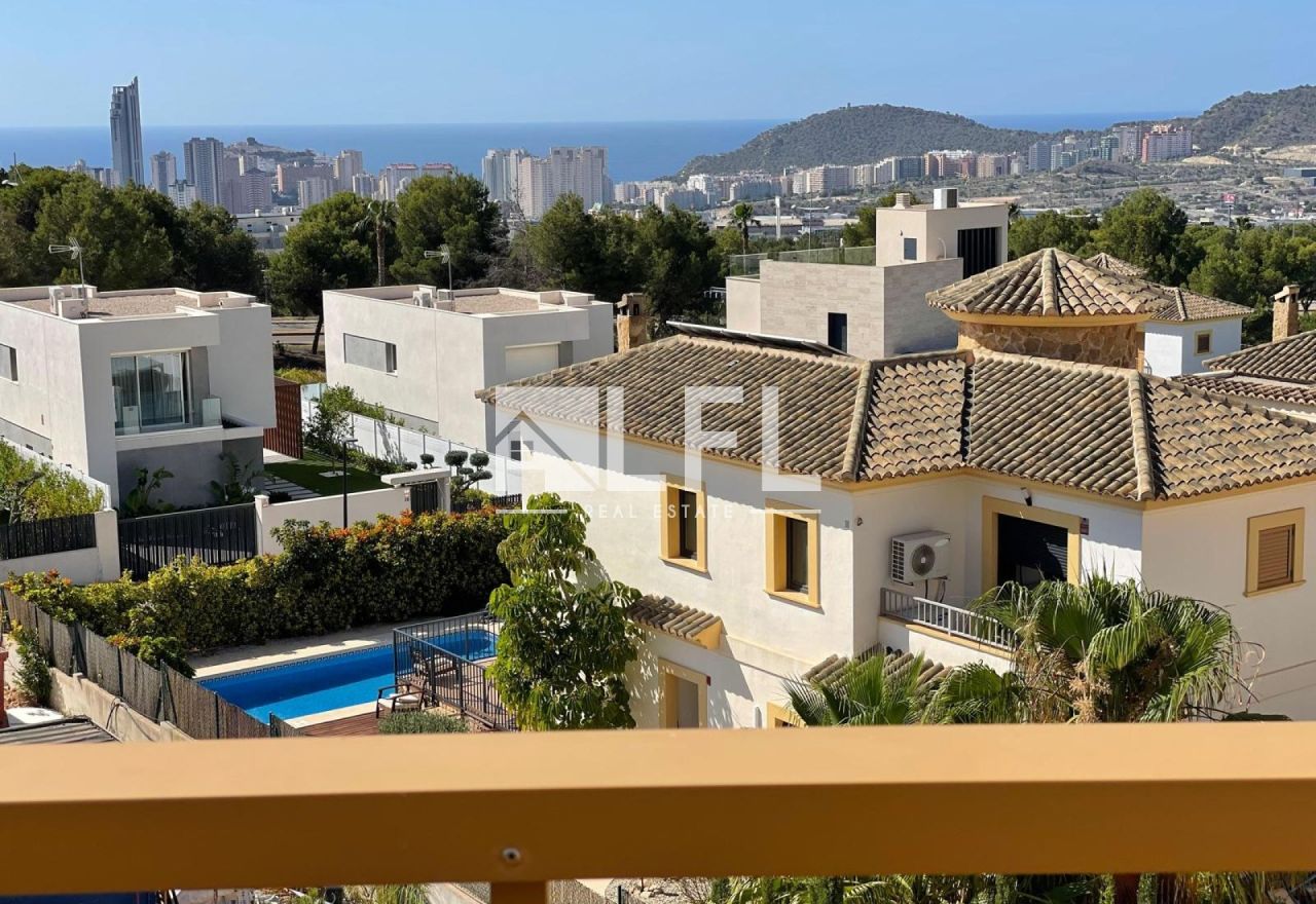 AMPLIO Y LUMINOSO DUPLEX CON VISTAS AL MAR EN FINESTRAT 