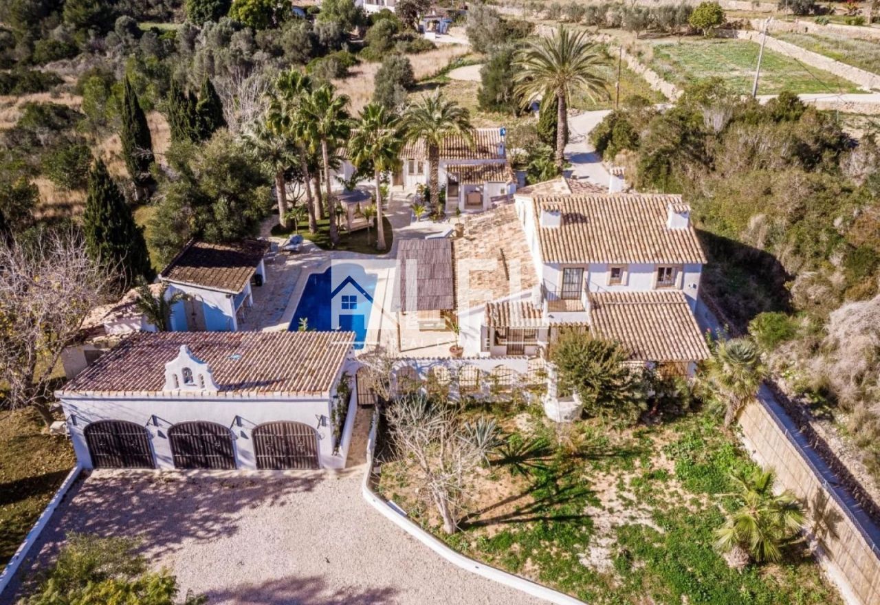 EXQUISITA Y LUJOSA FINCA DE ESTILO RUSTICO EN JESUS POBRE. 