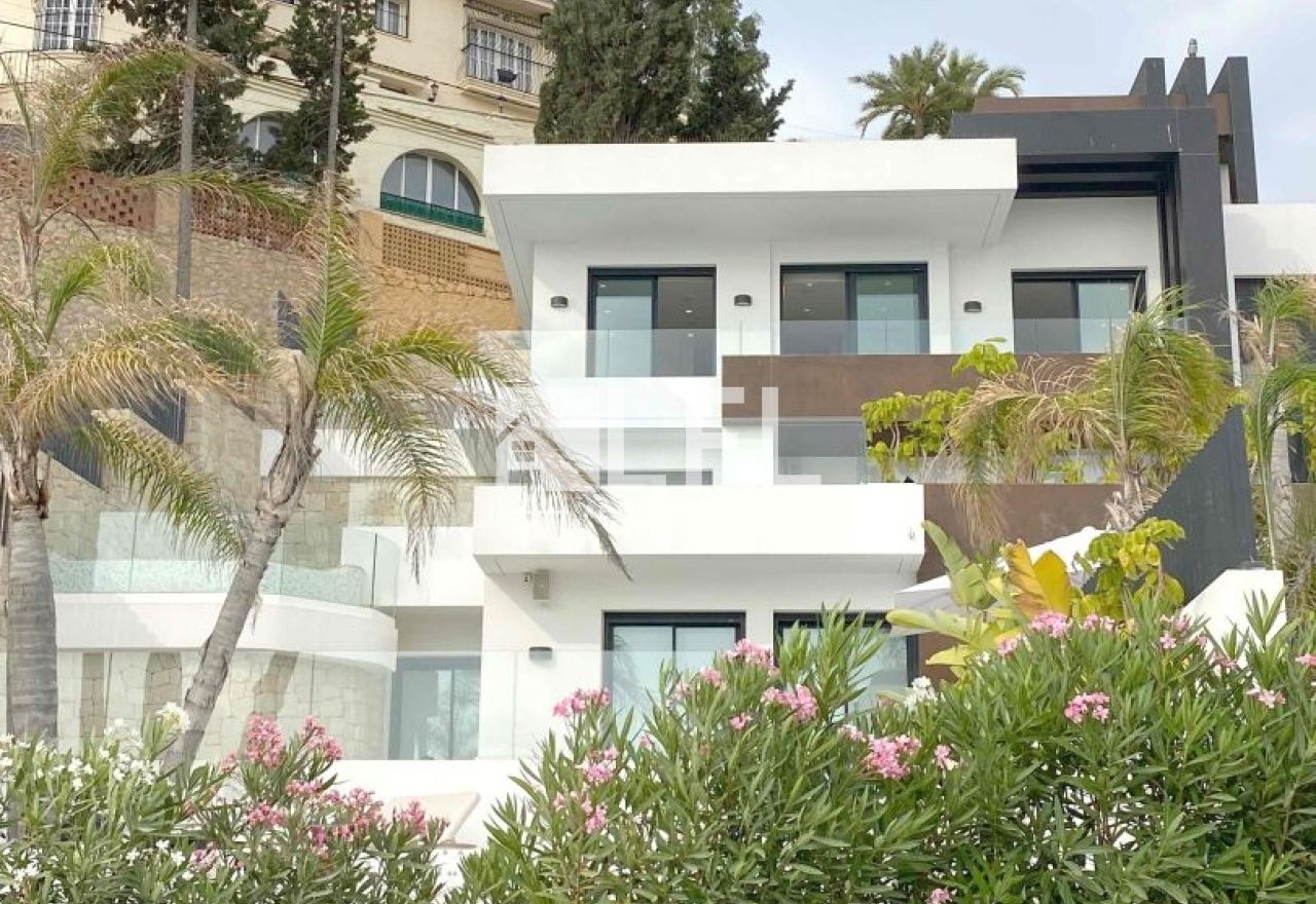 LUXURIÖSES PENTHOUSE IN ERSTER MEERESLINIE AN DER PONIENTE-STRANDPROMENADE – BENIDORM
