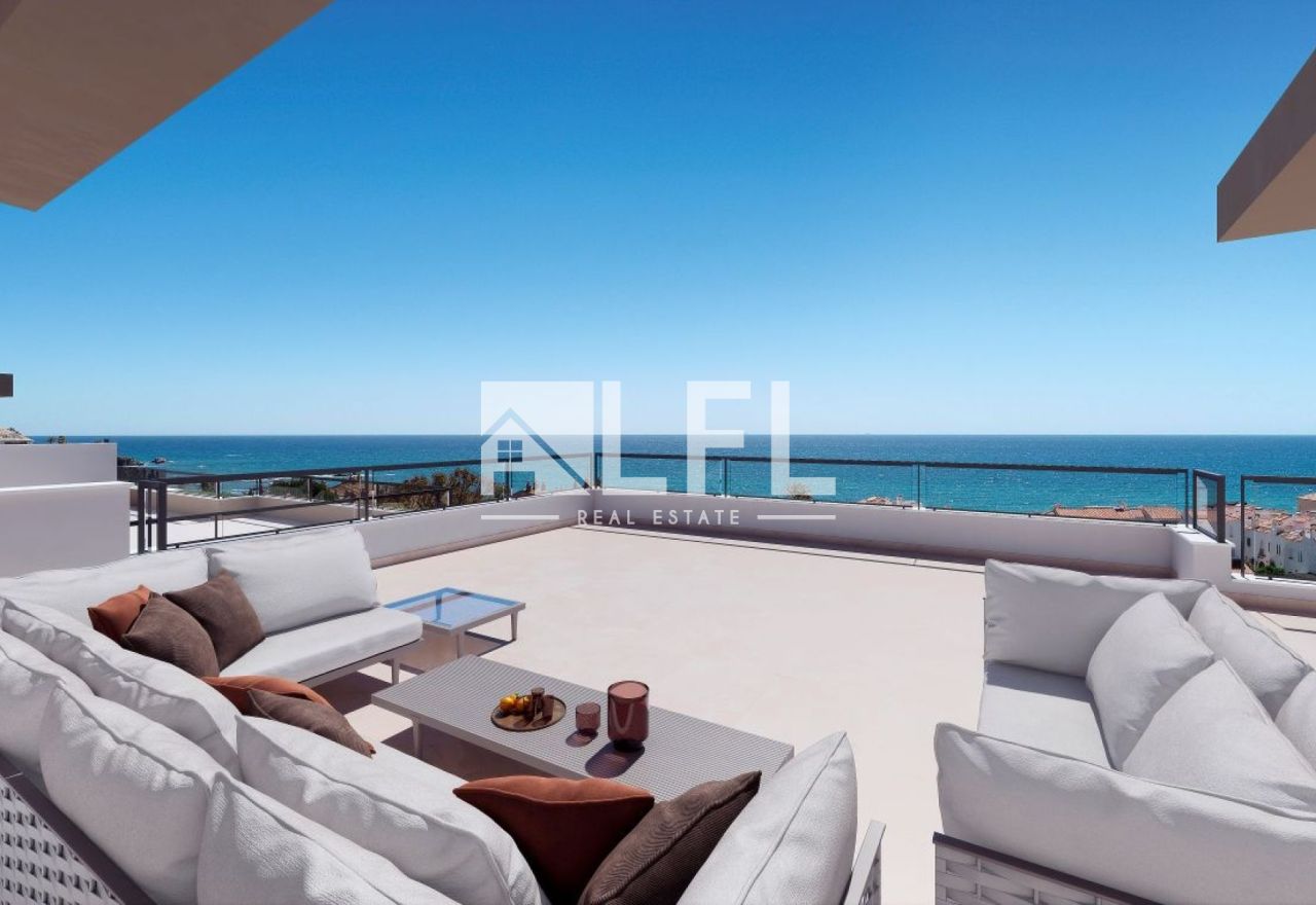 EXCLUSIVE PENTHOUSE IN A BEACHFRONT RESIDENTIAL COMPLEX IN CASARES PLAYA