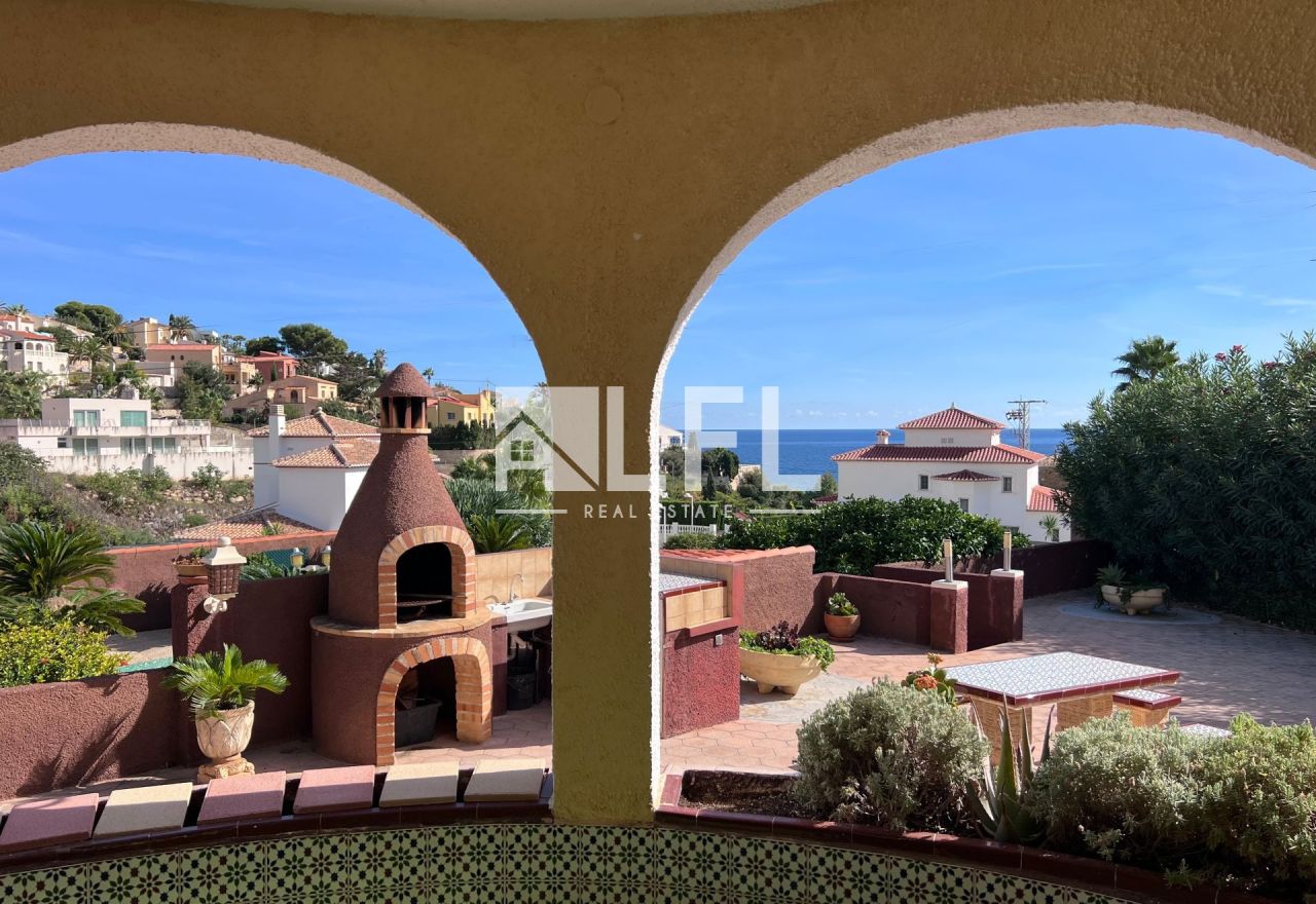 CHALET CON VISTAS AL MAR Y A LA MONTAÑA EN LA URBANIZACION LA CANUTA