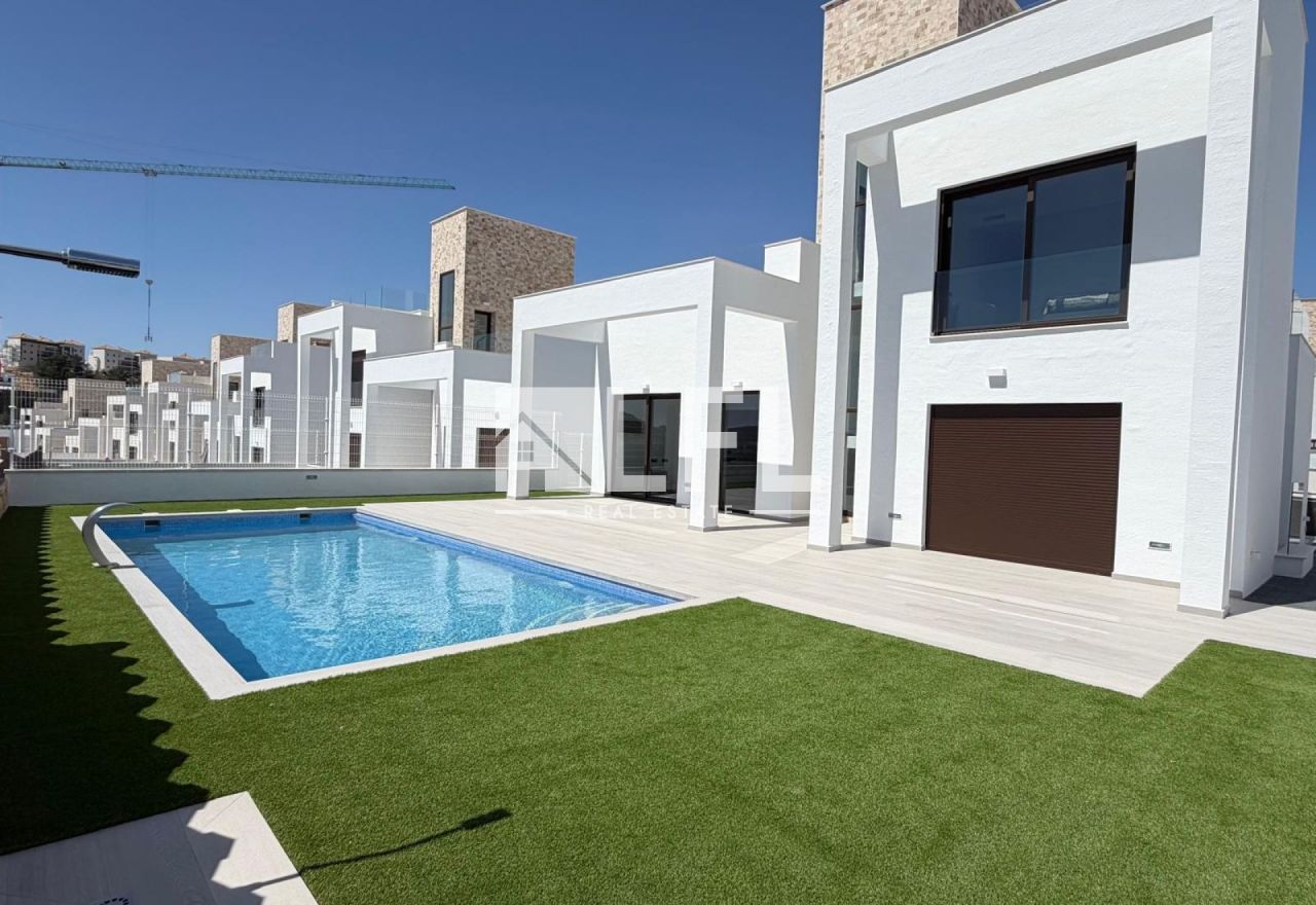 VILLA EXCLUSIVA CON VISTAS PANORÁMICAS AL MAR Y AL SKYLINE DE BENIDORM