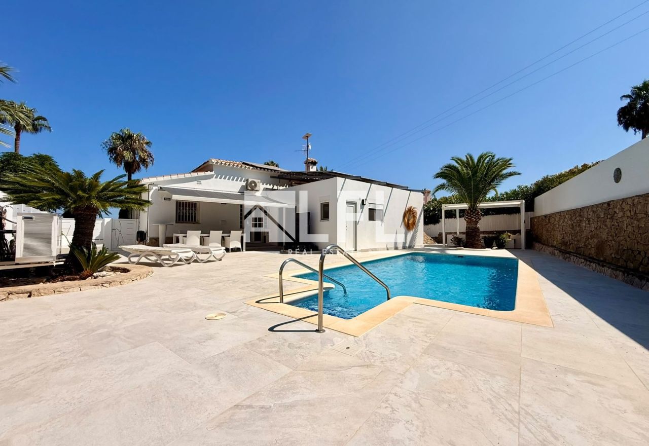 EXCLUSIVO CHALET DE ESTILO IBIZA CON PISCINA CLIMATIZADA, JACUZZI Y VISTAS AL MONTGÓ