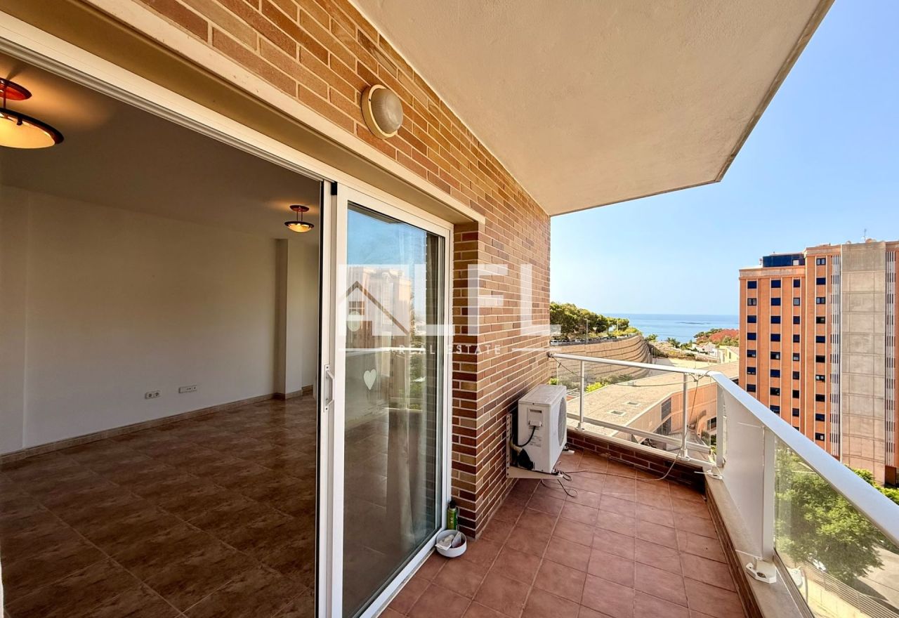 AMPLIO APARTAMENTO CON TERRAZA, VISTAS AL MAR Y GARAJE – CALPE