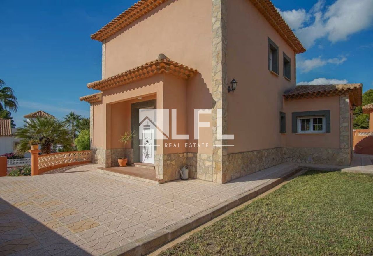 CHALET ACOGEDOR CON ENCANTO Y PERSONALIDAD – CARRIÓ, CALPE