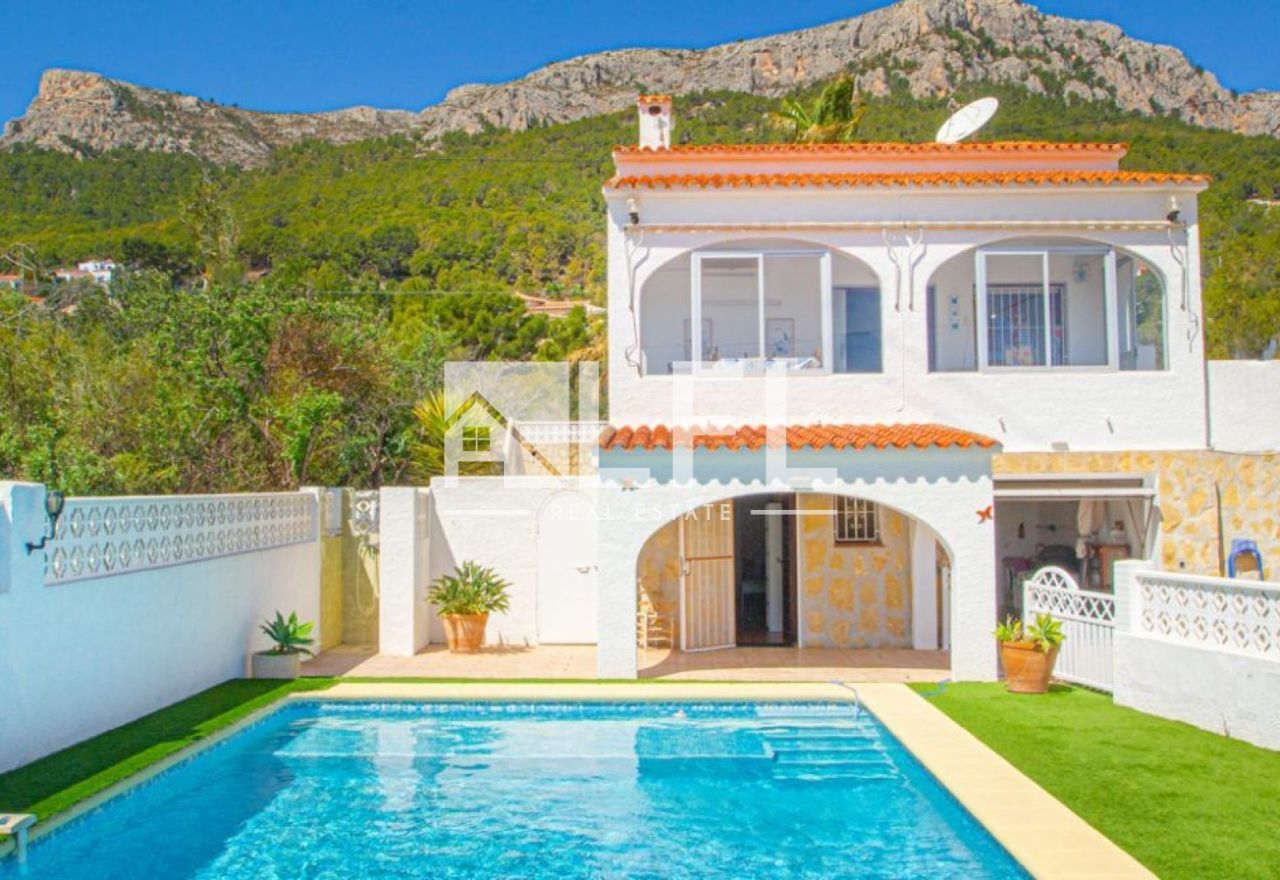 CHALET CON VISTAS AL MAR Y AL PEÑÓN DE IFACH